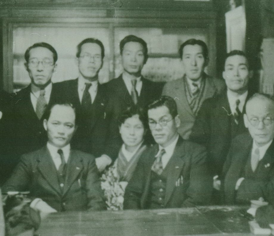 男性セールス8人とセールスレディ1人の集合写真