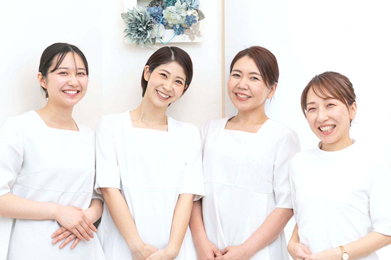 山村さんがマネージャーをつとめる店舗スタッフ4名の笑顔の集合写真