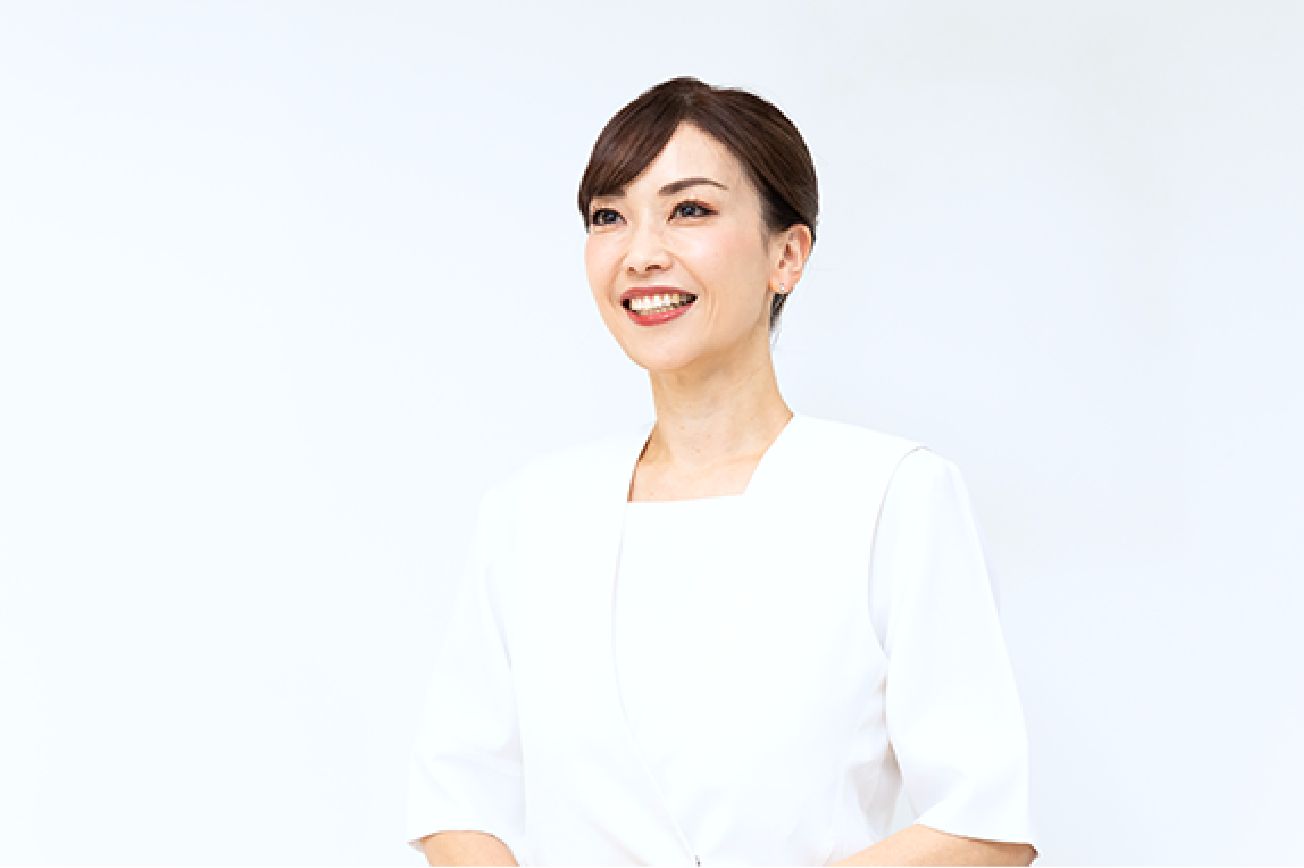 水戸さんが笑顔でお客様をお出迎えする様子